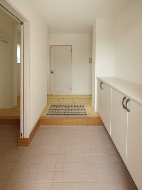 ハーバーハウスの新築 家づくり 事例「無垢床・カラー無垢扉のかわいいナチュラルレンガのお家」（RONA)