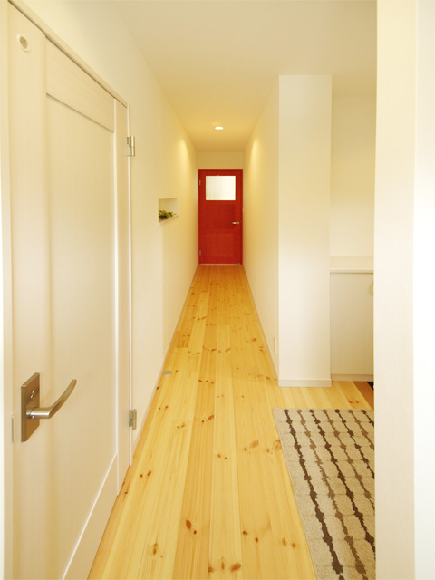 ハーバーハウスの新築 家づくり 事例「無垢床・カラー無垢扉のかわいいナチュラルレンガのお家」