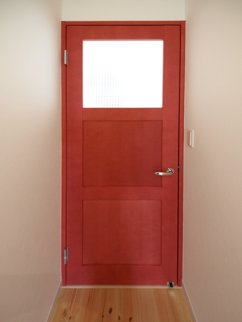 ハーバーハウスの新築 家づくり 事例「無垢床・カラー無垢扉のかわいいナチュラルレンガのお家」（RONA)