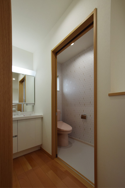 ハーバーハウスの新築 家づくり 事例「シンプルモダン・対面キッチンのLDK、暖房乾燥機付の大きい浴室がある家」（EXY）
