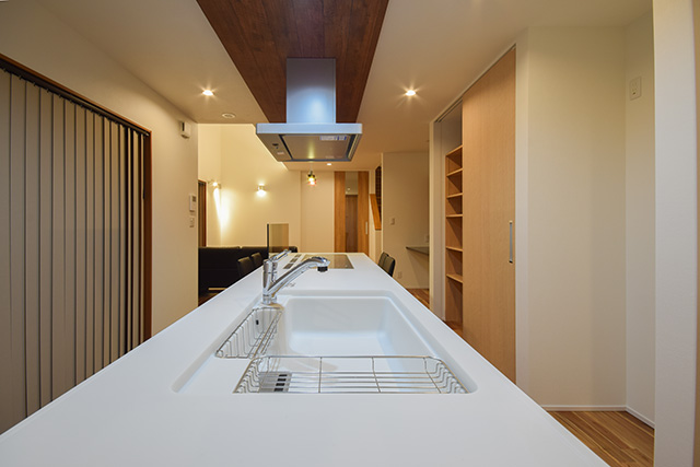 ハーバーハウスの新築 家づくり 事例「デザイン性のあるモダンな浴室と吹き抜けにやわらかな光の照明が届く家」