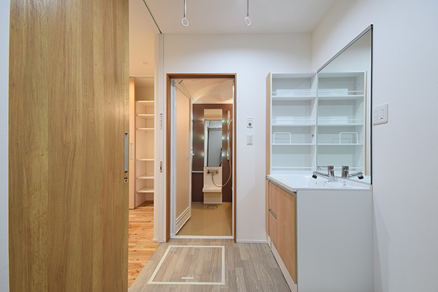 ハーバーハウスの新築 家づくり 事例「デザイン性のあるモダンな浴室と吹き抜けにやわらかな光の照明が届く家」