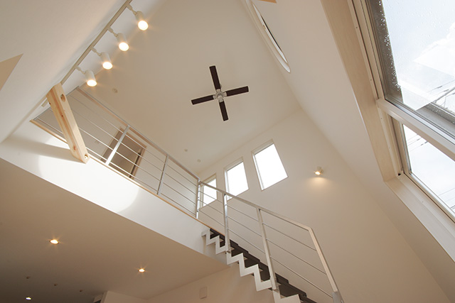 ハーバーハウスの新築 家づくり 事例「ホワイト×ステン！吹抜のある鉄骨階段の家」