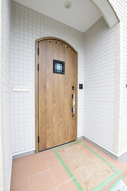 ハーバーハウスの新築 家づくり 事例「玄関アールドアの木目カジュアルな家」(EXY)