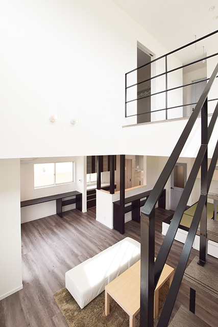ハーバーハウスの新築 家づくり 事例「鉄骨階段・吹き抜け・小上がり収納付畳コーナーのある広々LDKのお家」