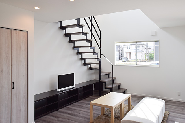 ハーバーハウスの新築 家づくり 事例「鉄骨階段・吹き抜け・小上がり収納付畳コーナーのある広々LDKのお家」