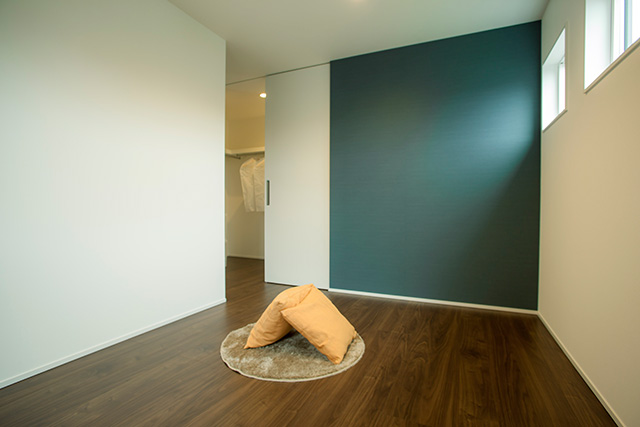 ハーバーハウスの新築 家づくり 事例「２色のガルバリウム×無垢外壁！間接照明のある無垢床のLDKのお家」（EXY）