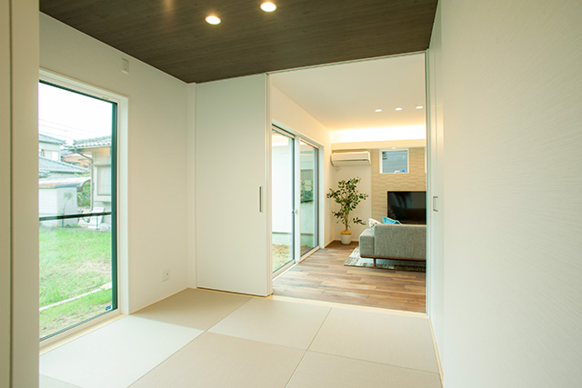 ハーバーハウスの新築 家づくり 事例「２色のガルバリウム×無垢外壁！間接照明のある無垢床のLDKのお家」