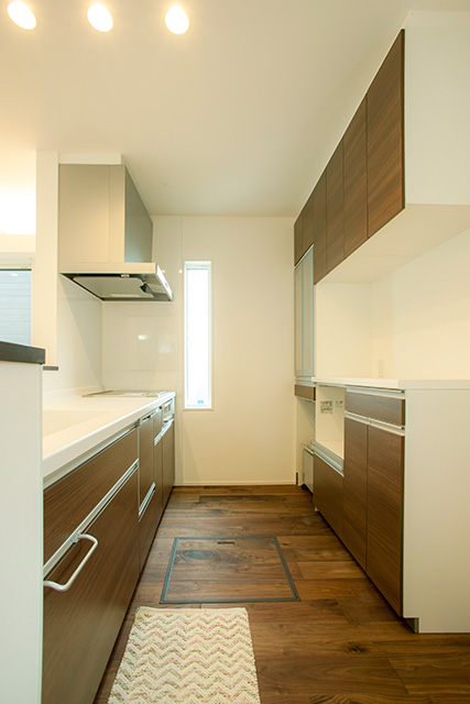 ハーバーハウスの新築 家づくり 事例「２色のガルバリウム×無垢外壁！間接照明のある無垢床のLDKのお家」（EXY）