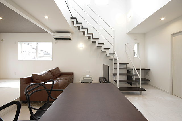 ハーバーハウスの新築 家づくり 事例「simple＆clean　ホワイトインテリアが引き立つ吹抜と鉄骨階段のある家」(EXY)