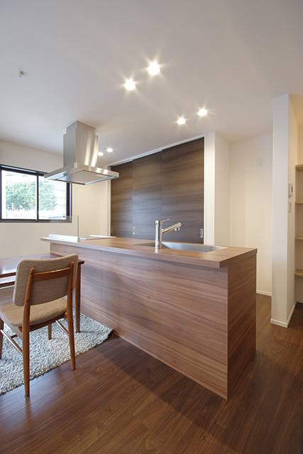 ハーバーハウスの新築 家づくり 事例「木目キッチンが主役！間接照明のある大人空間」