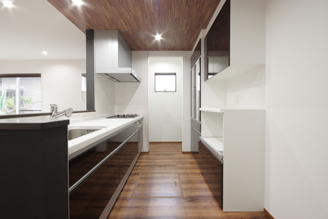 ハーバーハウスの新築 家づくり 事例「造作家具で温かみのあるインテリア・畳小上がりでくつろぐ家」