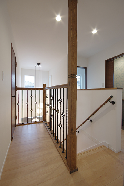 ハーバーハウスの新築 家づくり 事例「アイアン手すりのストレート階段があるお家」