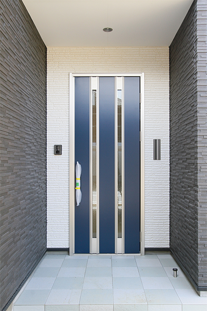 ハーバーハウスの新築 家づくり 事例「モダンスタイル・ブルーのおしゃれな玄関ドアの家」