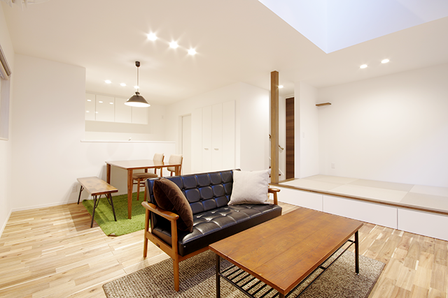 ハーバーハウスの新築 家づくり 事例「吹抜けとフリースペースのあるアカシア無垢床の家」(IZU)