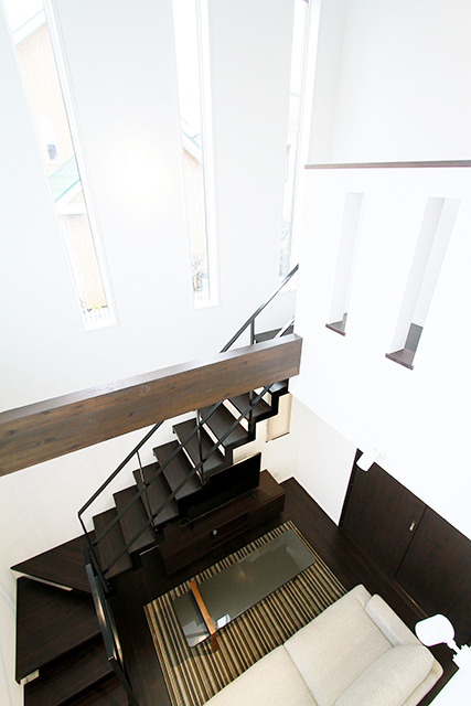 ハーバーハウスの新築 家づくり 事例「吹抜け×鉄骨階段 立地に合わせた、抜け感のある居心地の良い家」(HARS)