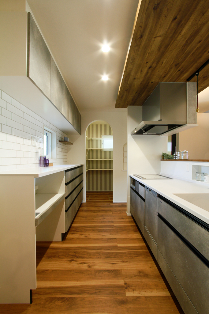 ハーバーハウスの新築 家づくり 事例「折り下げ天井と間接照明があるキッチンが主役の家」(GRANDE)