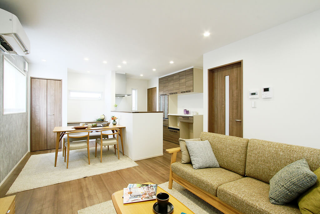 ハーバーハウスの新築 家づくり 事例「広めのサンルーム＆たっぷり収納で暮らしやすい家」（IZU）