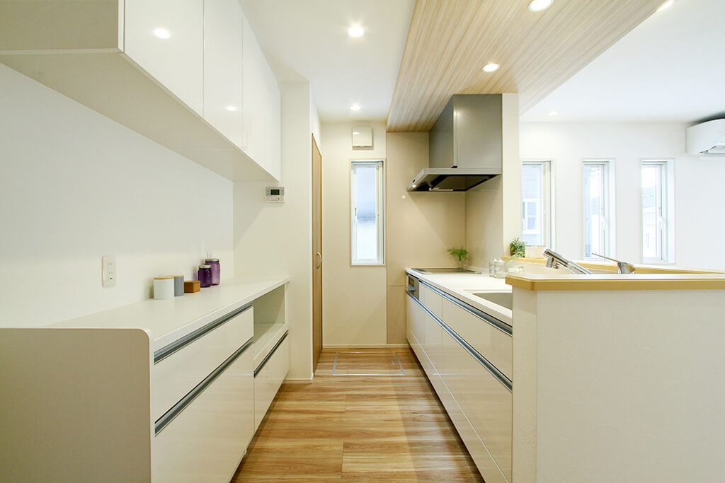ハーバーハウスの新築 家づくり 事例「キッチンとリビングの天井高を変えて空間に変化をつけた家」