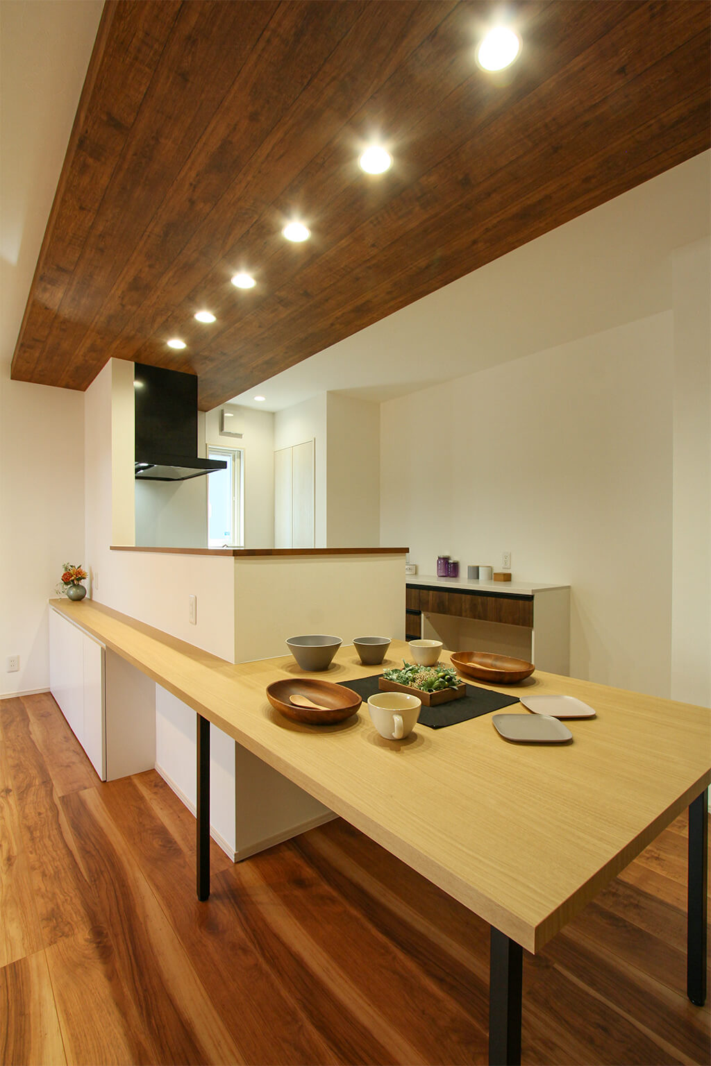 ハーバーハウスの新築 家づくり 事例「人気のキッチン一体型ダイニングテーブルを造作！和室と書斎も備えた延床33坪の家」